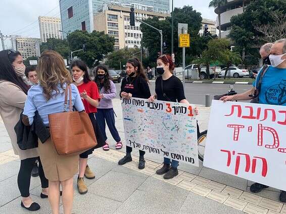 מפגינים מחוץ לבית המשפט, היום // צילום: אבי כהן